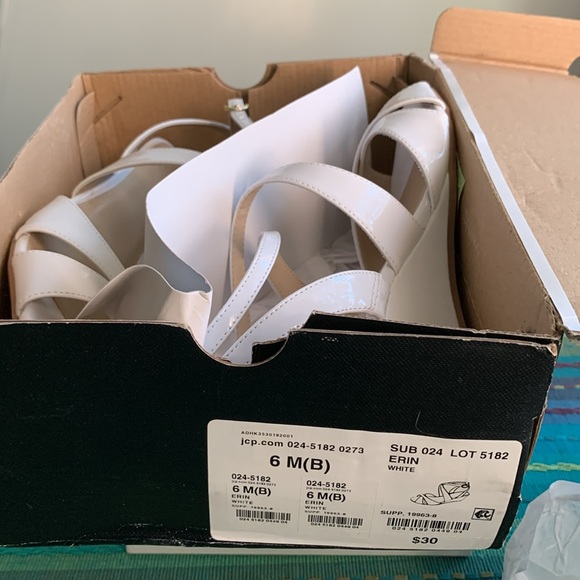 New in box White patent Liz Claiborne size 6M - Picture 9 of 10